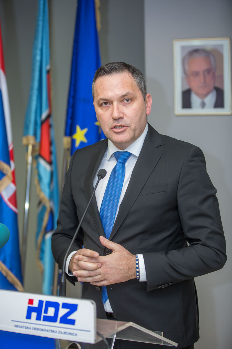 Marijan Kustić (HDZ): HDZ je najjača stranka u Ličko-senjskoj županiji s  više od 8.500 članova i čvrsto smo uvjereni kako je Ernest Petry budući  župan | LIKA ONLINE - Najposjećeniji lički portal