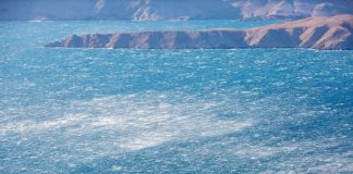 Na magistrali između Karlobaga i Sv. Marije Magdalene puše jak vjetar