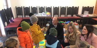 Župan Petry sa suradnicima posjetio male Ukrajince u Korenici i Grabovcu