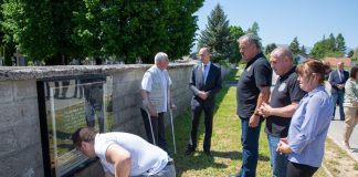 Otkrivena obnovljena spomen-ploča kao dokaz bestijalnih ubojstava poraća u Gospiću