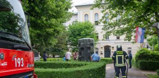 Muškarac u Gospiću se polio benzinom i prijeti da će se zapaliti