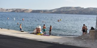 Karlobag okupan suncem i prečistim morem