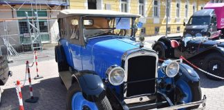 Vremešni auti i znatiželjni posjetitelji