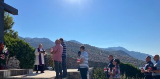 U Karlobagu položeni vijenci i zapaljene svijeće uoči Dana pobjede i domovinske zahvalnosti i Dana hrvatskih branitelja