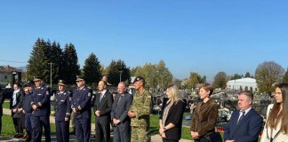 Župan Petry položio vijenac kod središnjeg križa na Gradskom groblju