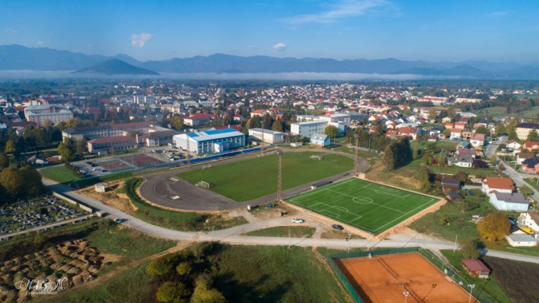 Grad Gospić apelira na roditelje i djecu: Ne koristite atletsku stazu na Balinovcu dok traju radovi