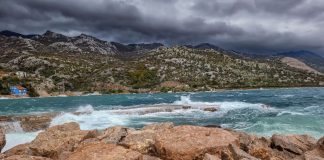 FOTO Potop na obali, orkanski vjetar, golema plima i snijeg u gorju