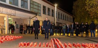 Župan Petry sa suradnicima na paljenju svijeća za Vukovar i Škabrnju