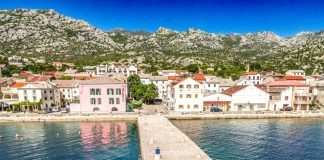 Općina Karlobag osigurala umirovljenicima pomoć pri kupnji ogrijeva, a svim korisnicima socijalnog programa božićnicu od 500 kuna