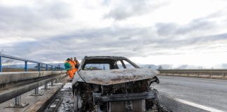 Izgorio automobil na autocesti kod Gospića