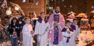 Upaljena treća svijeća na adventskom vijencu, simbol radosti