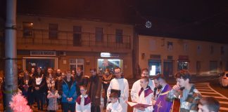 Krizmanici u Gospiću večeras upalili drugu adventsku svijeću