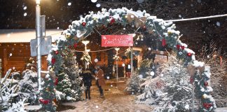 Unatoč snijegu u Perušiću je sinoć bilo bajno