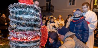 Upaljena četvrta svijeća na adventskom vijencu