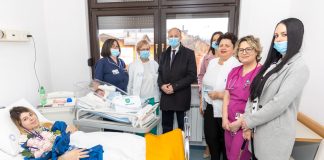 Župan Petry posjetio prvu novorođenu bebu u Ličko-senjskoj županiji