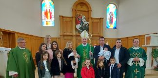 Korenica: Biskup Križić krstio četvrto i peto dijete u obitelji Kukuruzović