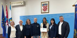 Karla Lončar, hrvatska brončana taekwondoašica iz Otočca na prijemu kod župana Petryja
