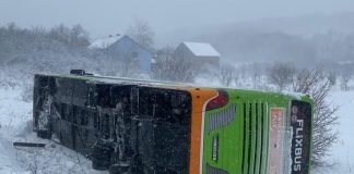 U Lici se prevrnuo još jedan autobus