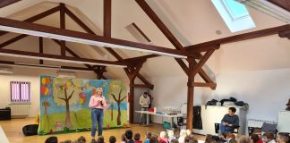 Uskršnja predstava oduševila mališane u Društveno-kulturnom centru Brinje