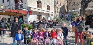 Karlobag oživio Uskrsnom potragom: Mališani u veseloj avanturi tražili uskrsne pisanice, centar mjesta u svečanom ruhu