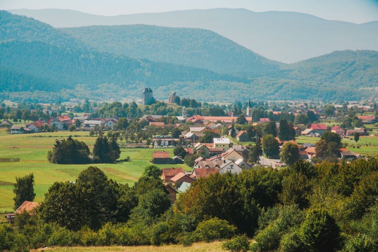 Općina Brinje upozorava vlasnike zemljišta: Rubove uz ceste moraju urediti do 1. srpnja