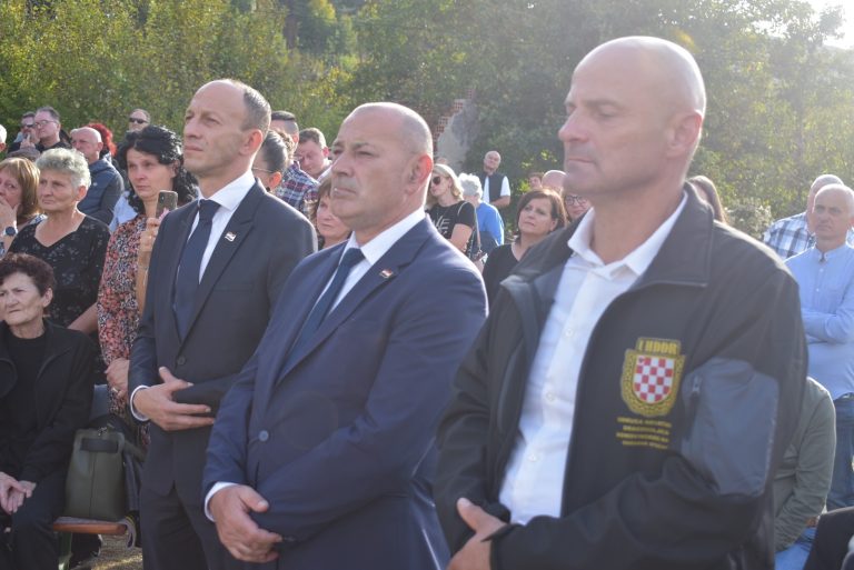 U zaseoku Čorci otkriven spomenik ubijenim civilnim žrtvama Domovinskog rata