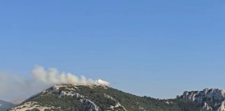 Požar na nepristupačnom terenu kod Karlobaga: vatrogasci i zračne snage u akciji gašenja