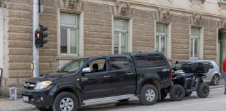 Prometna nesreća u centru Gospića: sudarili se osobni automobil i quad