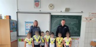 Za sigurno kretanje u prometu policija u Donjem Lapcu održala prvašićima predavanje
