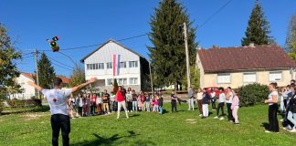 Učenje o sigurnosti na vodi: Crveni križ Gospić educirao učenike u OŠ Milan Sekulić u Lovincu