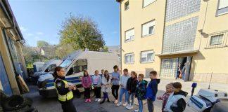 Učenici u Korenici uče o sigurnosti i prevenciji uz pomoć policije