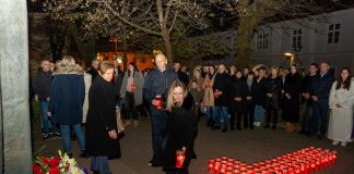 Gospić se paljenjem svijeća prisjetio Vukovara i Škabrnje