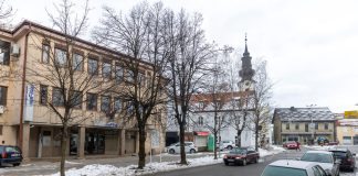 Muškarcu koji se u centru Gospića sukobio s maloljetnicima u stanu pronađena automatska puška i streljivo