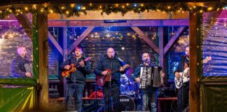 Advent u Otočcu svečano otvoren paljenjem prve svijeće