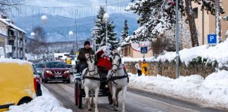 Advent u Otočcu pod snijegom razveselio sve generacije