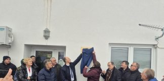 Otkrivena obnovljena spomen pločica u Donjem Kosinju u čast prvog ogranka HDZ-a u bivšoj Zajednici općina Gospić