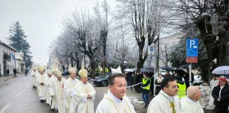 FOTO Procesija ulicama Gospića uoči biskupskog ređenja mons. Marka Mede