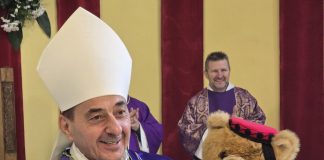 Novi gospićko-senjski biskup mons. Medo na poklon dobio plišanog medu u ličkoj nošnji