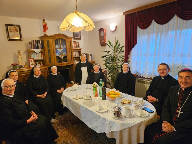 Biskup Medo posjetio časne sestre u Otočcu
