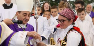 Biskup Medo krstio peto dijete u obitelji Šolaja na Udbini