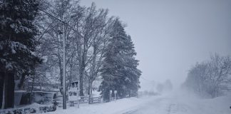 HAK: Prekinut promet zbog orkanskog vjetra prema Dalmaciji, u Lici snijeg
