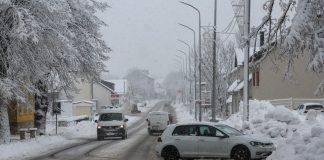 Snijeg pada u unutrašnjosti, na obali olujna bura i nevrijeme