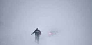 FOTO Snježni nanosi i olujni vjetar zatvorili većinu cesta u Lici