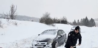 FOTO Lički policajci u snježnom kaosu pokazali da biti policajac znači biti čovjek