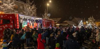 Kamion Djeda Mraza oduševio mališane u Gospiću