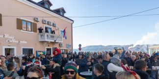 FOTO U Karlobagu uz pjesmu i šampanjac ispraćena Stara godina