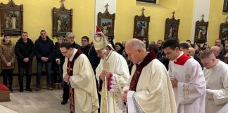 Božićnu misu u gospićkoj katedrali predvodio biskup Medo