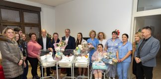 Župan Petry i gradonačelnik Milinović posjetili novorođene bebe u Gospiću