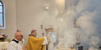 Biskup Medo posvetio novi kameni oltar u Krivom Putu