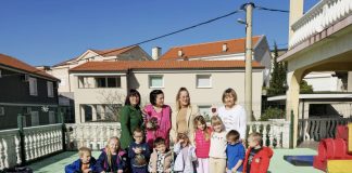 Tradicionalnom podjelom ruža u Karlobagu obilježen Međunarodni dan žena